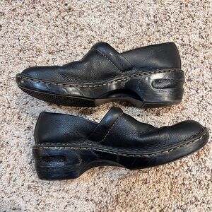 Sonoma Life Style women size 10M  black leather slip on clogs